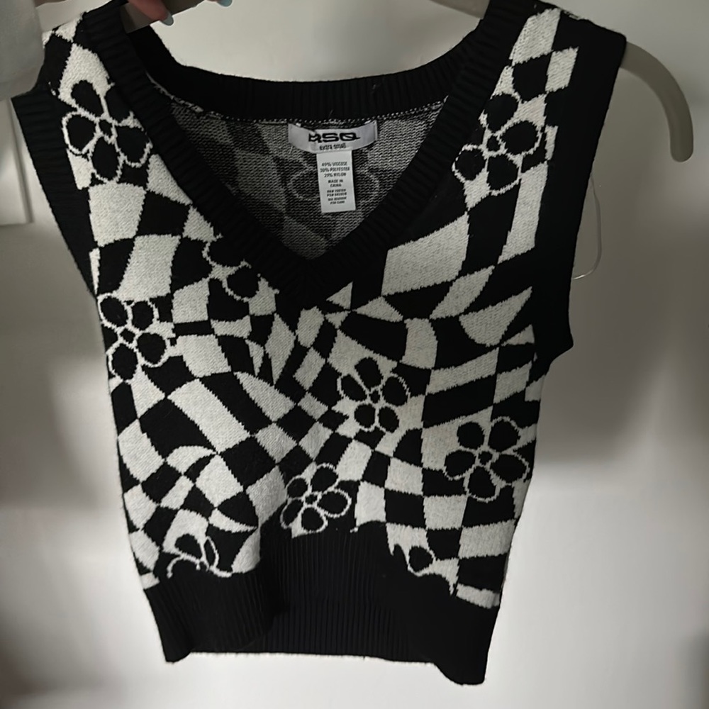 Women's black and white flower vest. Brand new, never worn